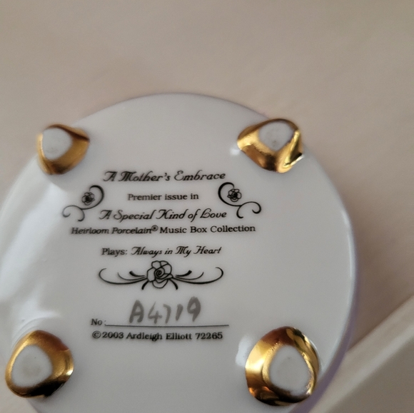 Ardleigh Elliott "A Mother's Embrace" Porcelain Music Box - Picture 3 of 9